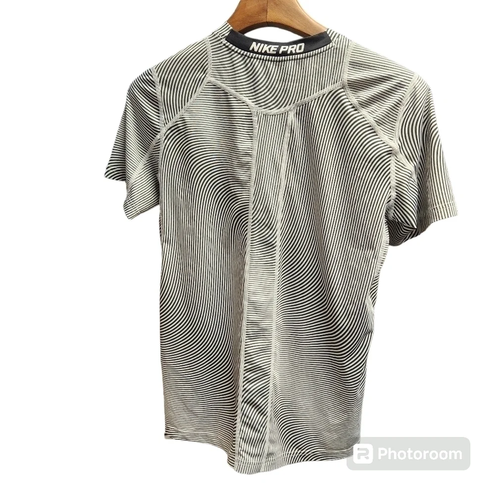Nike Pro Womens Sz.XL Fitted Graphic T-Shirt